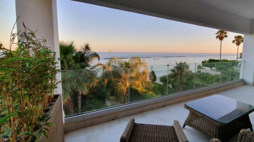 Pegasus Beach Front Apartman Limassol Kültér fotó